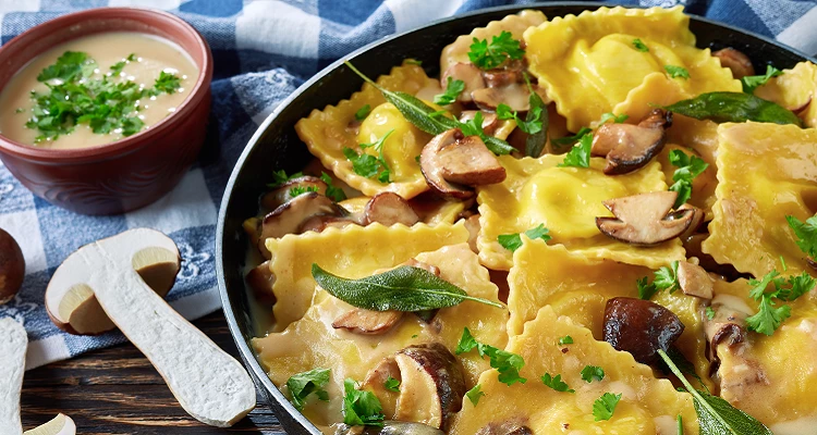 Hausgemachte Ravioli mit Steinpilzen und Knoblauchsauce